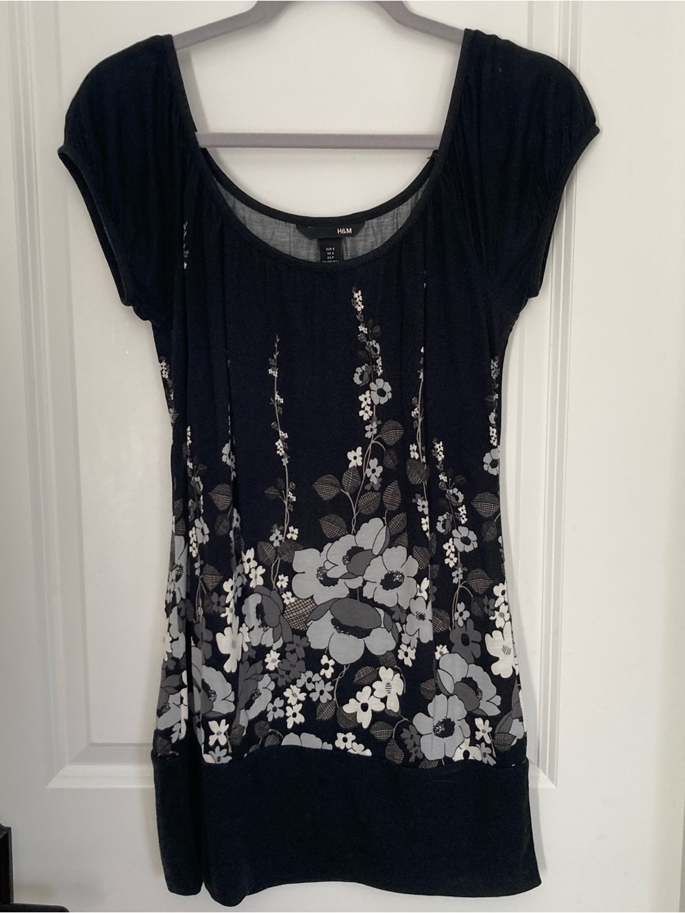 H&M Black Floral Scoop Neck Short Sleeve Top